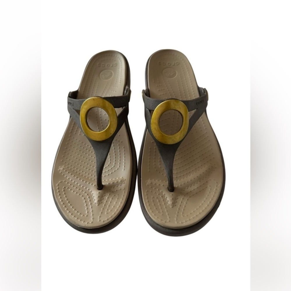 CROCS SANRAH GOLD CIRCLE TOE POST SANDALS SIZE 10